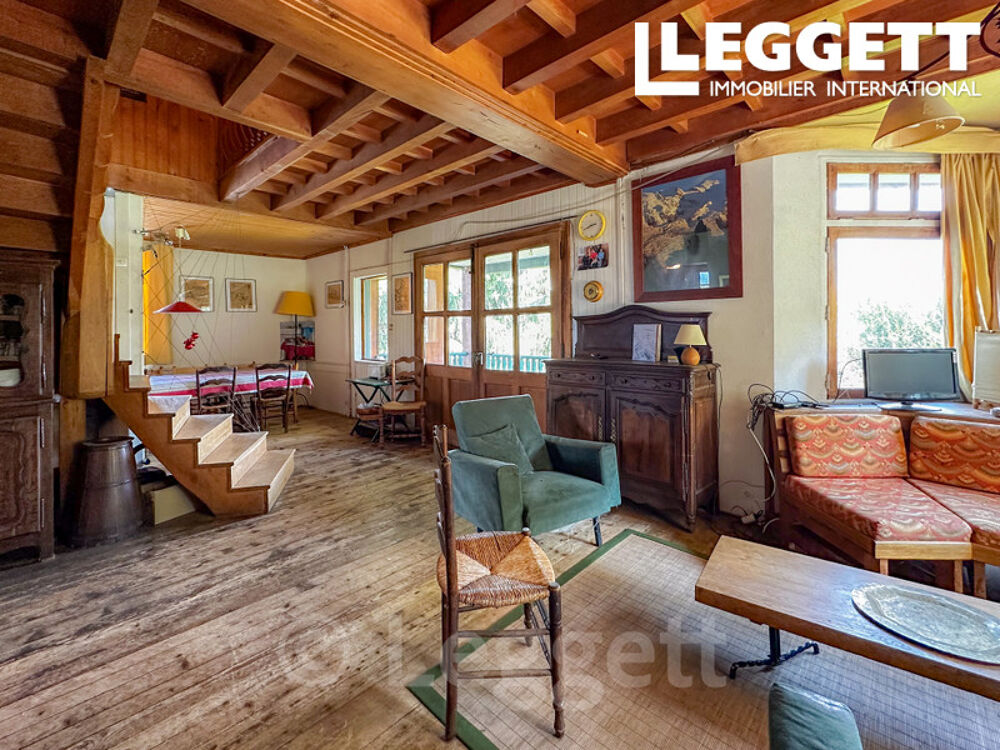 Chalet de sept chambres sur un grand terrain constructible offrant un fort potentiel, au c?ur de Morillon.