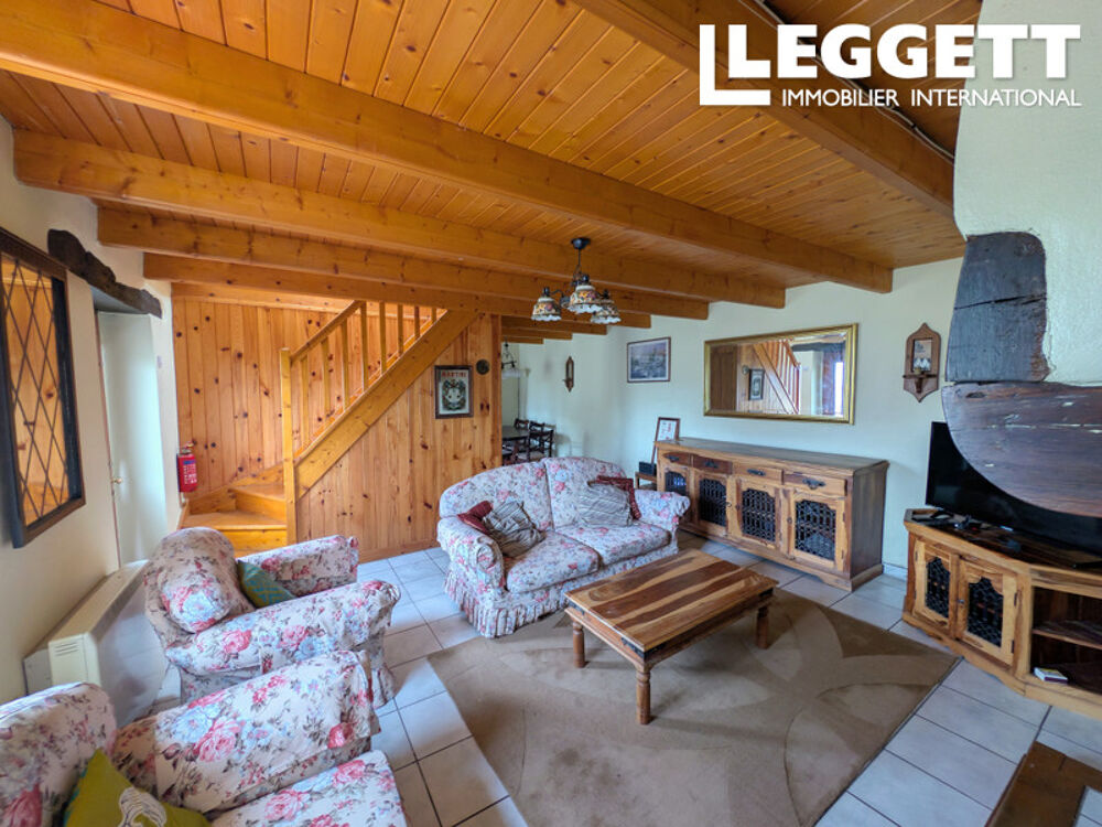 Maison étonnamment spacieuse de trois chambres au c?ur du village de Scrignac