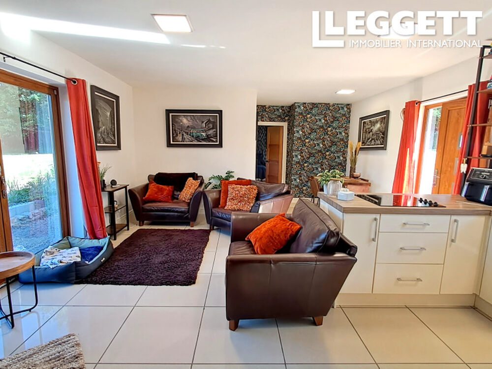 Propriété individuelle située au calme : une habitation aux finitions haut de gamme, une autre à terminer.