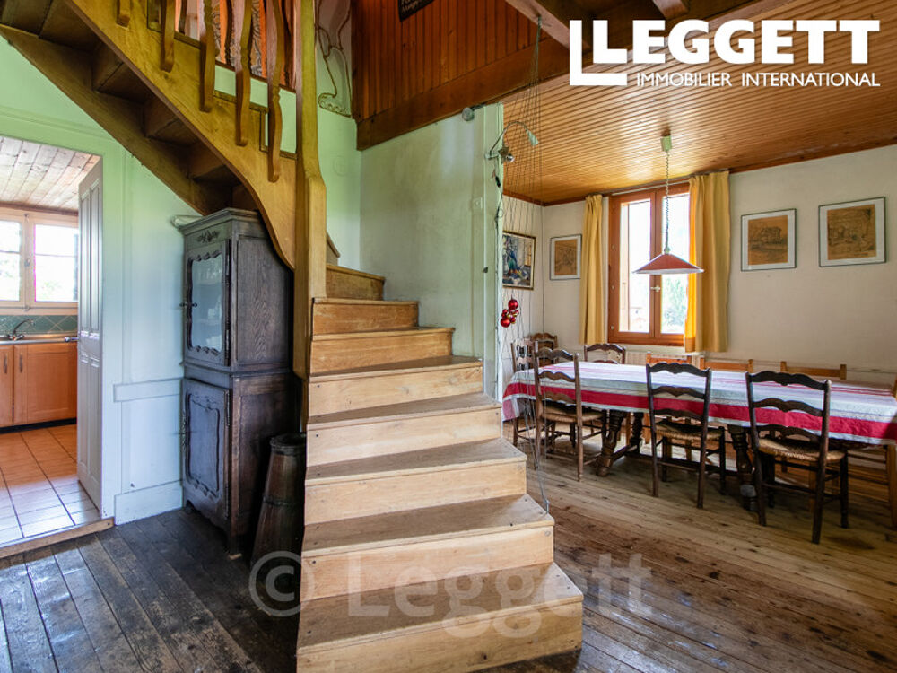 Chalet de sept chambres sur un grand terrain constructible offrant un fort potentiel, au c?ur de Morillon.