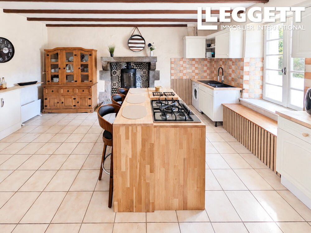 Charmante maison bretonne de 4 chambres avec dépendances, garage et terrain de 2 147 m² à Plésidy