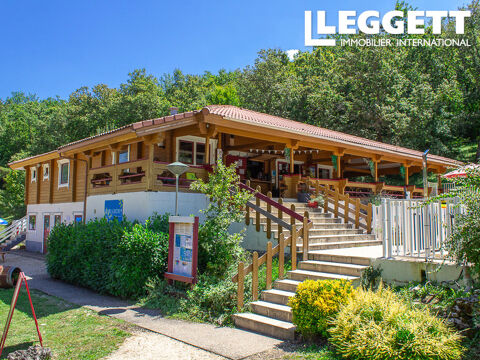 Grand chalet commercial à vendre dans un village de vacances résidentiel, avec bâtiment et cuisine équipée. 147500 46700 Mauroux