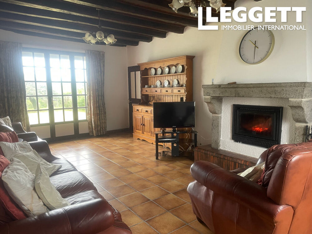 Charmante maison de village, avec 5 chambres et un jardin attenant avec garage.