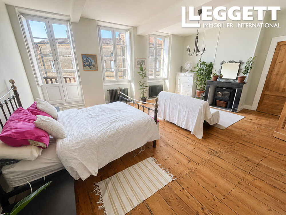 Entièrement rénovée et extrêmement spacieuse, cette maison de ville est idéalement située au c?ur d'un village