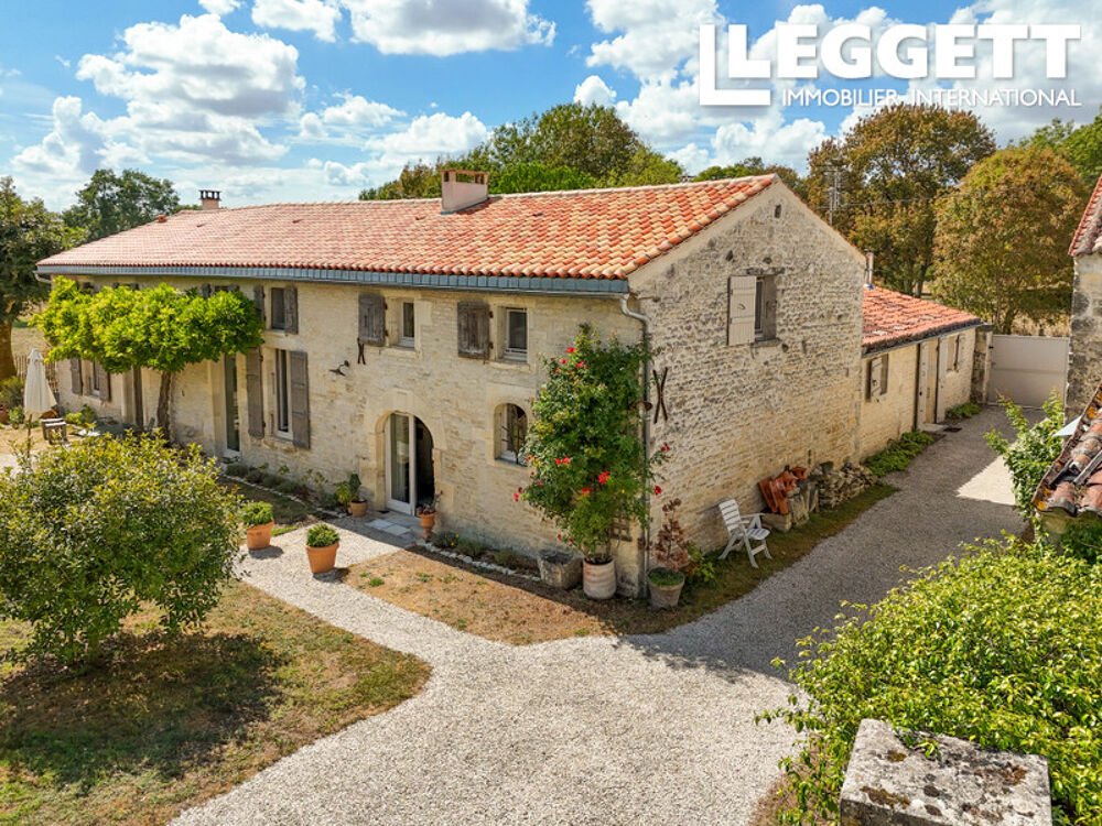 Vente Maison Belle longère charentaise rénovée : beaux volumes & charme authentique.<br />3 chambres & 3 SDE.Jardin & dependance Aumagne