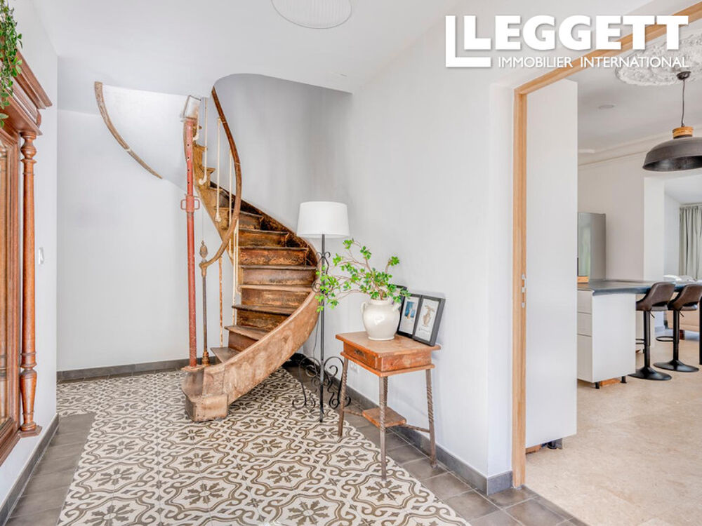 Vente Maison Exceptionnelle propriété rénovée avec 3 maisons séparées, un total de 12 chambres, 8 salles de bains et un lac Saint-mÉard-de-gurÇon