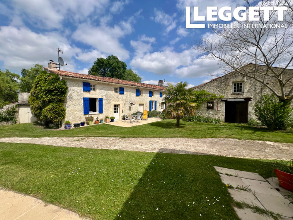 Maison charentaise avec 4 chambres, terrain, piscine et garage ,vue sur la campagne, pres de St Jean D'Angely.