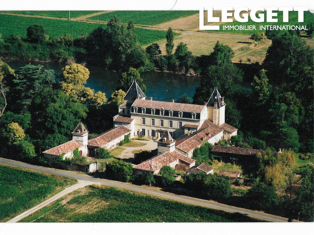 SOUS OFFRE /// Château érigé au XVIIIe siècle en bordure de rivière, avec ses dépendances