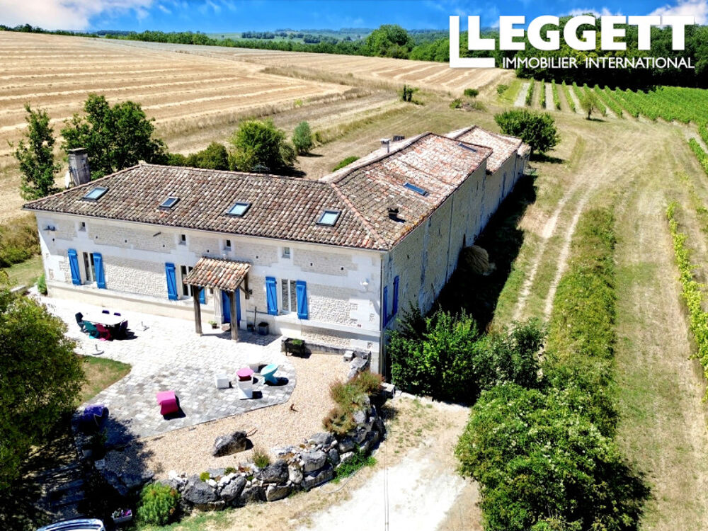 Vente Maison Maison charentaise du XIXe avec salon cathédrale, dépendances et jardin de 3 900 m². Bellevigne