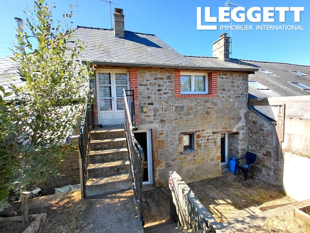 Sympathique maison de bourg en pierre mitoyenne largement rénovée, 3 chambres, joli jardin clos sur l?arrière