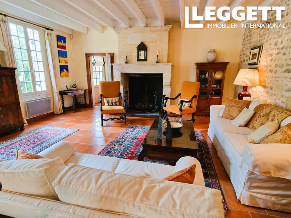 Vente Maison Magnifique maison de 5 chambres avec dépendances, garage et piscine et un jardin de 1,3 hectares Saint-christophe-de-double