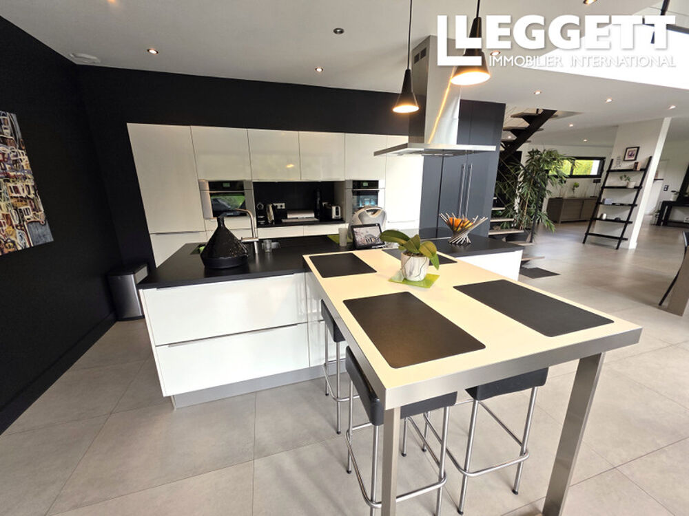 Vente Maison Superbe maison d'architecte de 265m² avec 6 chambres, deux salles de bains, piscine et terrasses. SucÉ-sur-erdre