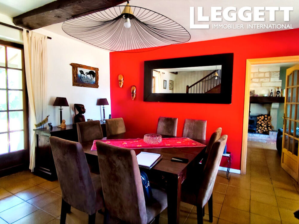 Charmante propriété indépendante de quatre chambres avec deux gîtes de deux chambres, dans un village.
