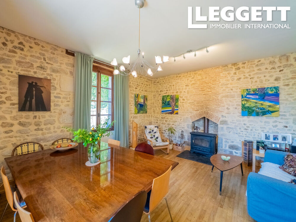 Vente Maison Impressionnante maison de caractère rénovée de 18c avec 6 chambres, maison d'amis, jardins et plus dans le cen Charroux
