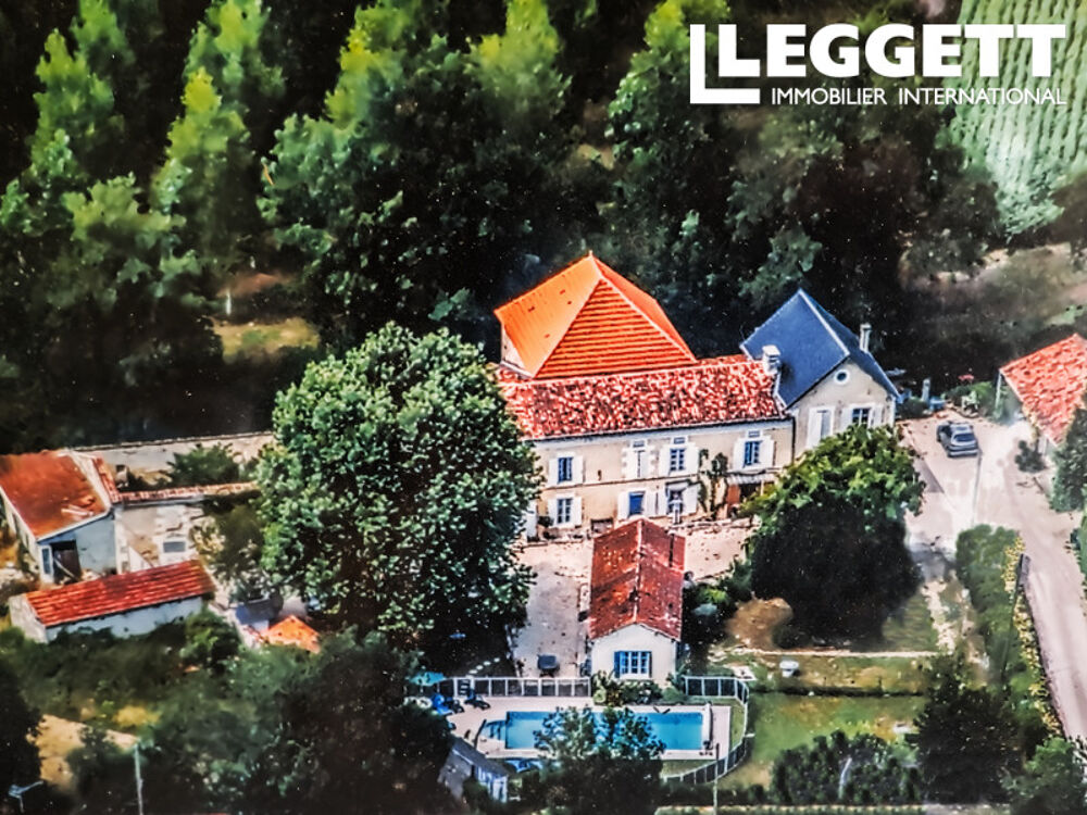 Moulin de caractère avec 9 chambres, maison d?amis, piscine, jardin et près d?un hectare au calme
