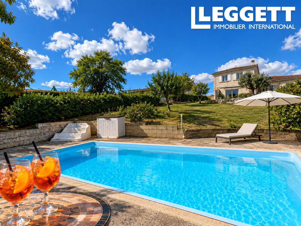 Superbe maison au calme avec piscine dans un cadre de campagne vallonnée, plus qu'à poser ses valises.