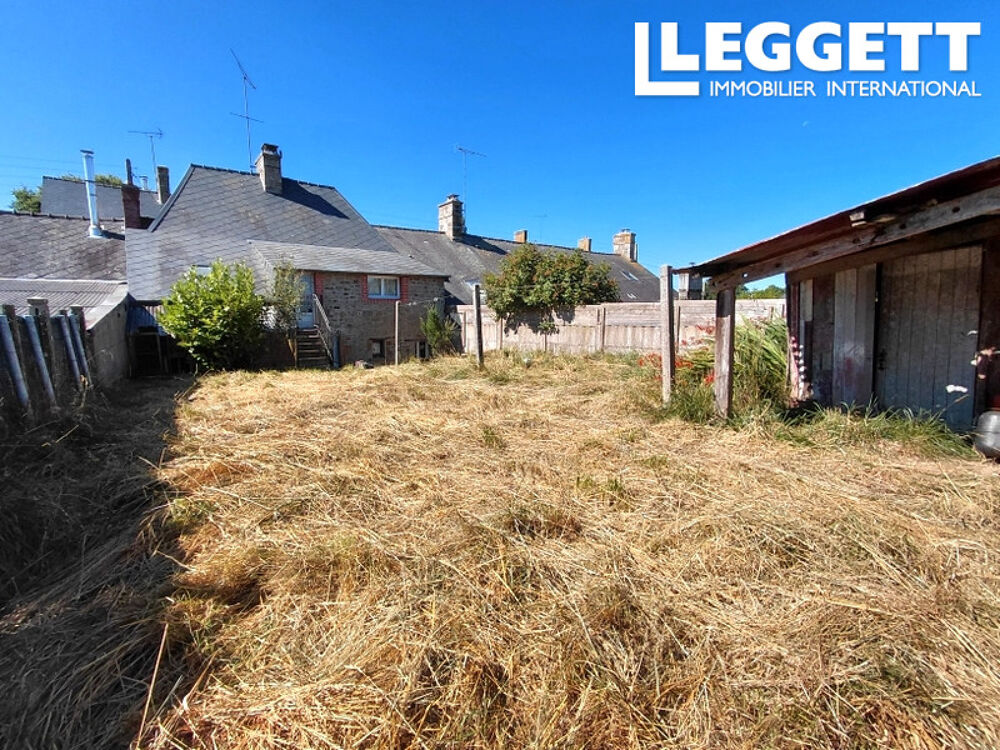 Sympathique maison de bourg en pierre mitoyenne largement rénovée, 3 chambres, joli jardin clos sur l?arrière