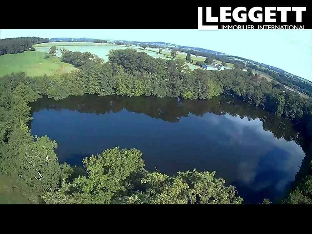 Etang privé de 300 ans, entouré de bois. Situé dans un cadre idyllique, propriété fermée.