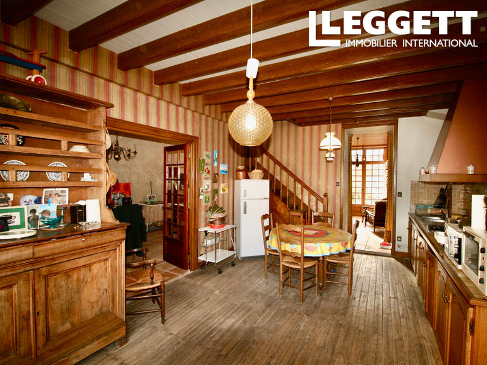 Vente Maison Jolie maison de 3 chambres avec cour; proche des commerces; garage séparé avec potentiel de rénovation. Massignac