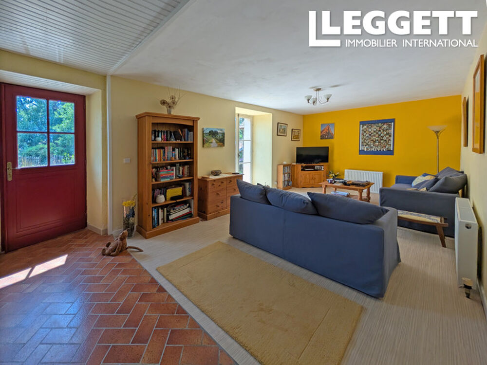 Une ferme de 4 chambres, deux granges et une maisonnette dans un hameau et proche d'un grand lac