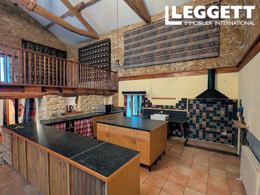 Grande maison individuelle à rafraîchir avec dépendances et beau terrain de 3 519 m²