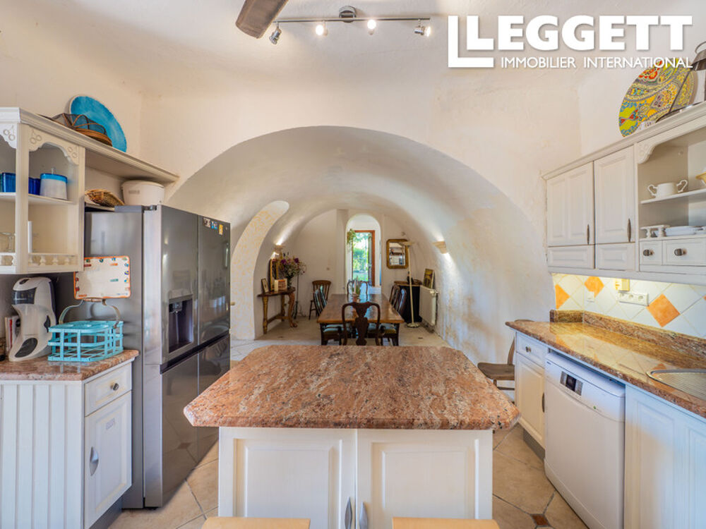 Vente Maison À Correns ? Élégante Demeure de 247m2, 4 chambres, 2135 m2 de terrain, cuisine d'été et piscine Correns
