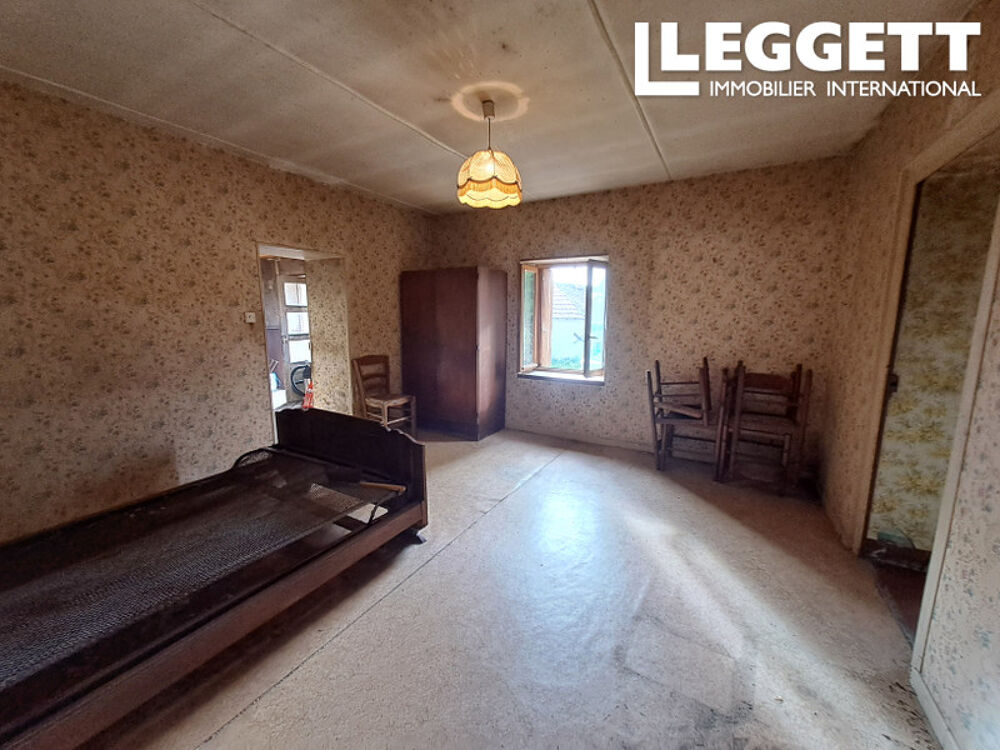 Vente Maison Corps de ferme avec maison d'habitation, grange, ecuries, cour et jardin. Puits. Grury