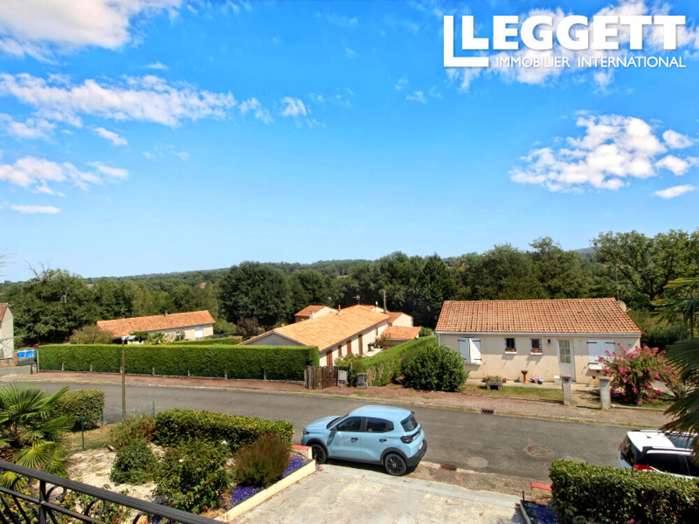 Maison de trois chambres construite en '84, située dans un village calme près de Confolens, avec une belle vue