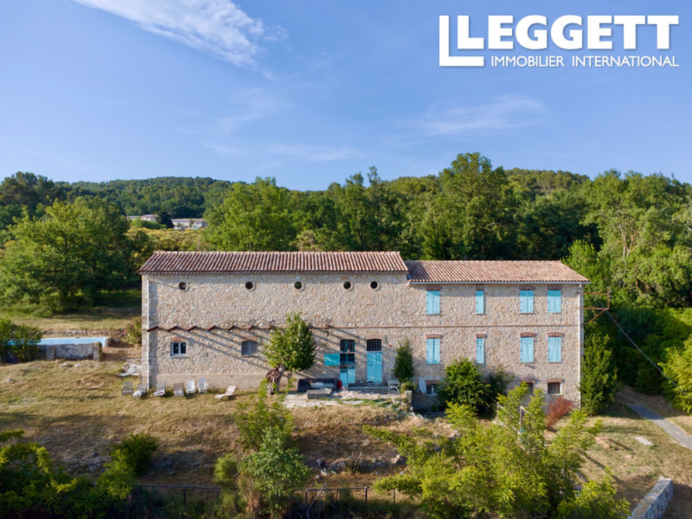 Authentique bastide en pierre au fort potentiel, lumineuse aux beaux volumes avec ancien bassin et dépendances