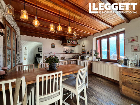   Magnifique maison r�nov�e avec 5 chambres dans un village ensoleill�. Vues exceptionnelles sur La Plagne. Maison - 8 pi�ce(s) - 189 m�