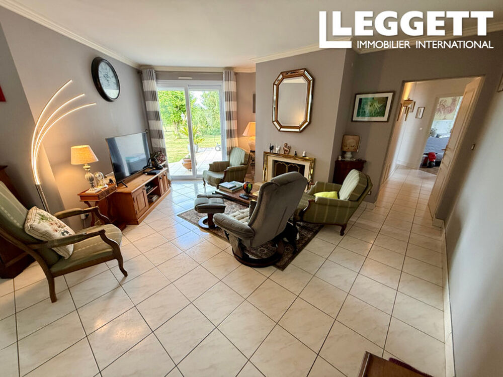 Vente Maison Une maison familiale de 4 chambres, un grand salon/salle à manger, une excellente DPE dans un grand terrain. Brie-sous-chalais