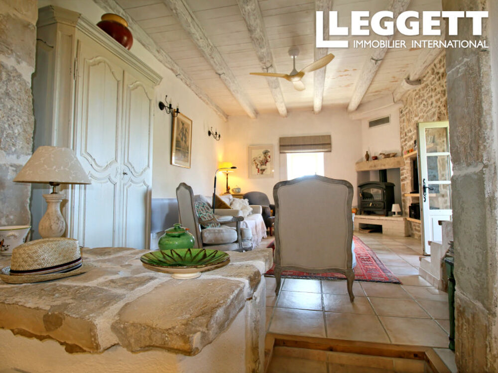 Vente Maison Magnifique ancienne Mas en pierre offrant une vue imprenable, un terrain de près d'un hectare et une piscine. Barjac