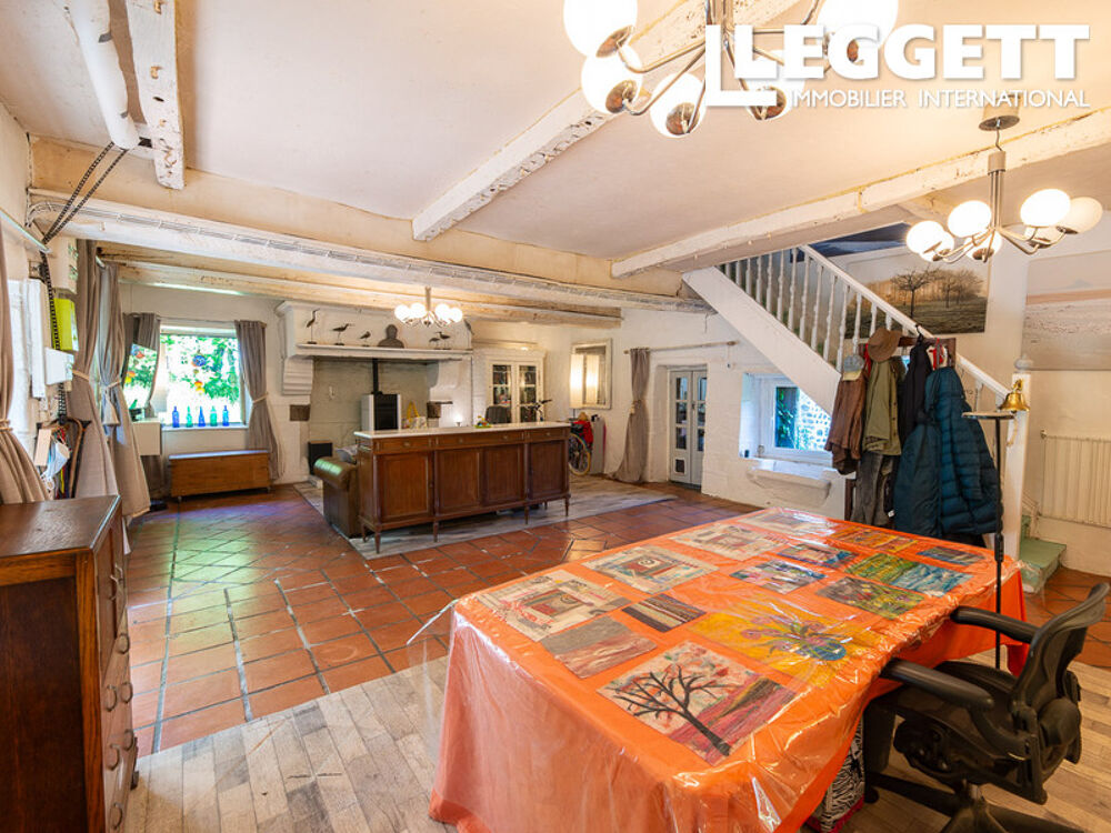 Cette maison du XVIe siècle avec 4 chambres est agrémentée d'un hectare de bois.