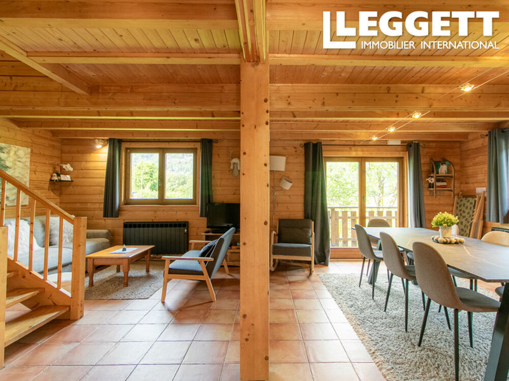 Chalet de 3 chambres rénové avec goût, situé dans une résidence de tourisme avec accès à une piscine.