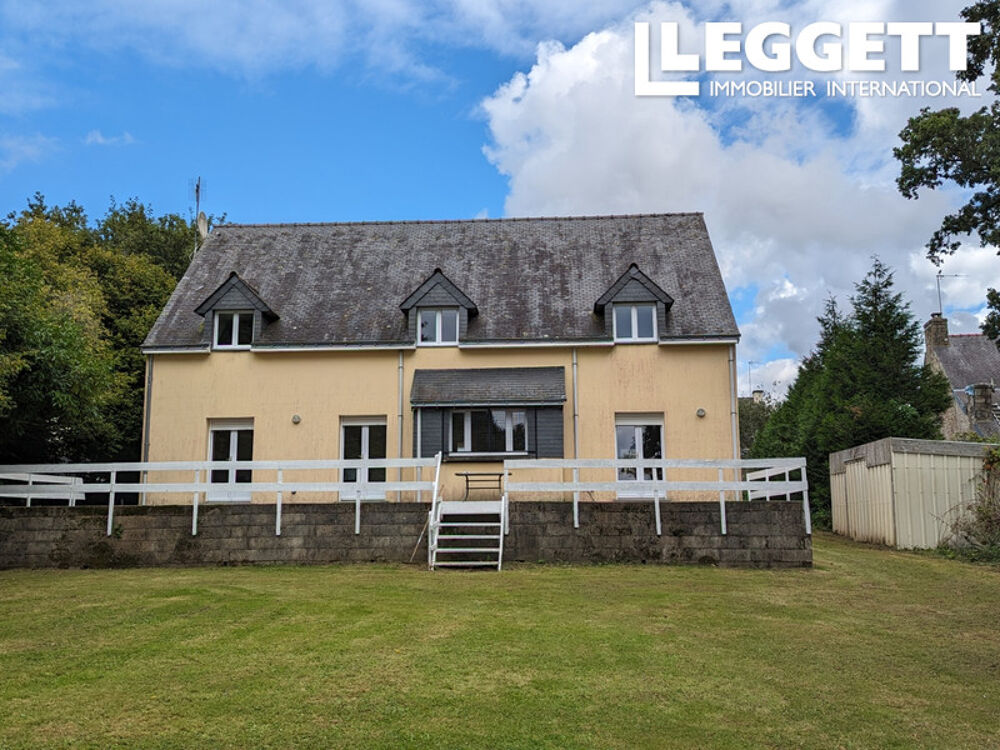 Une grande propriété de 5 chambres dans un village avec un double garage et 3 246 m² de terrain.