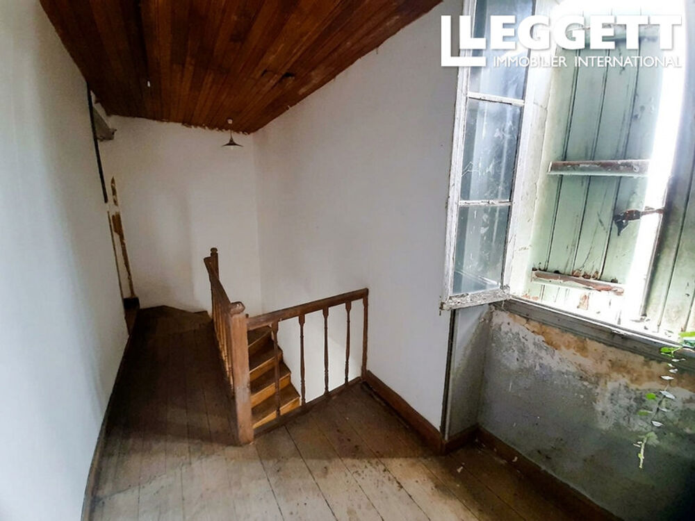 Vente Maison Projet de rénovation : maison de sept pièces, grand grenier, deux granges et un terrain dans un petit hameau. Montignac-le-coq