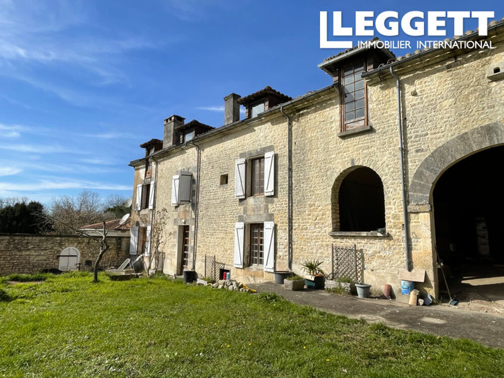Vente Maison Une propriété en pierre, avec quatre chambres, un jardin et un terrain attenant. Vouharte