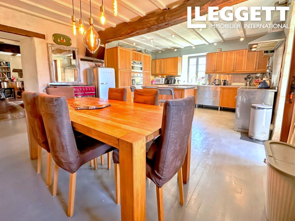 Vente Maison Propriété en pierre comprenant une maison, un gîte, un studio, une piscine, jardins et hangar. Cadre paisible. Bouteilles-saint-sÉbastien