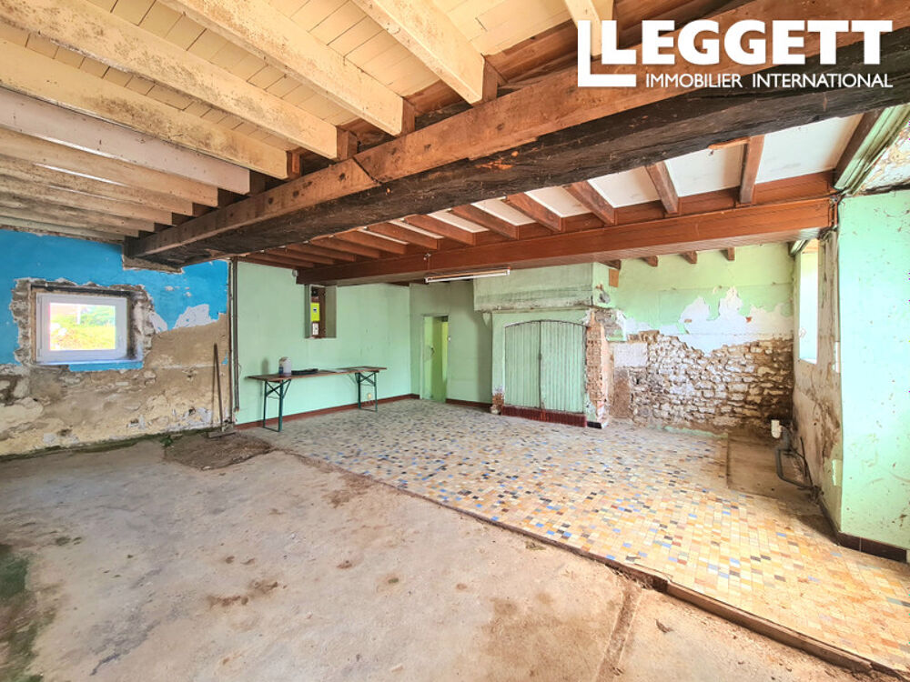 Vente Maison Créez la maison de campagne de vos rêves avec dépendance et commodités à 13 min à pied. Larchamp