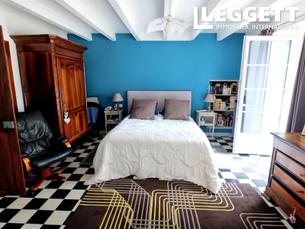 Vente Maison Située à quelques minutes au sud de Saint-Jean-d'Angély, cette propriété familiale spacieuse et private Saint-hilaire-de-villefranche