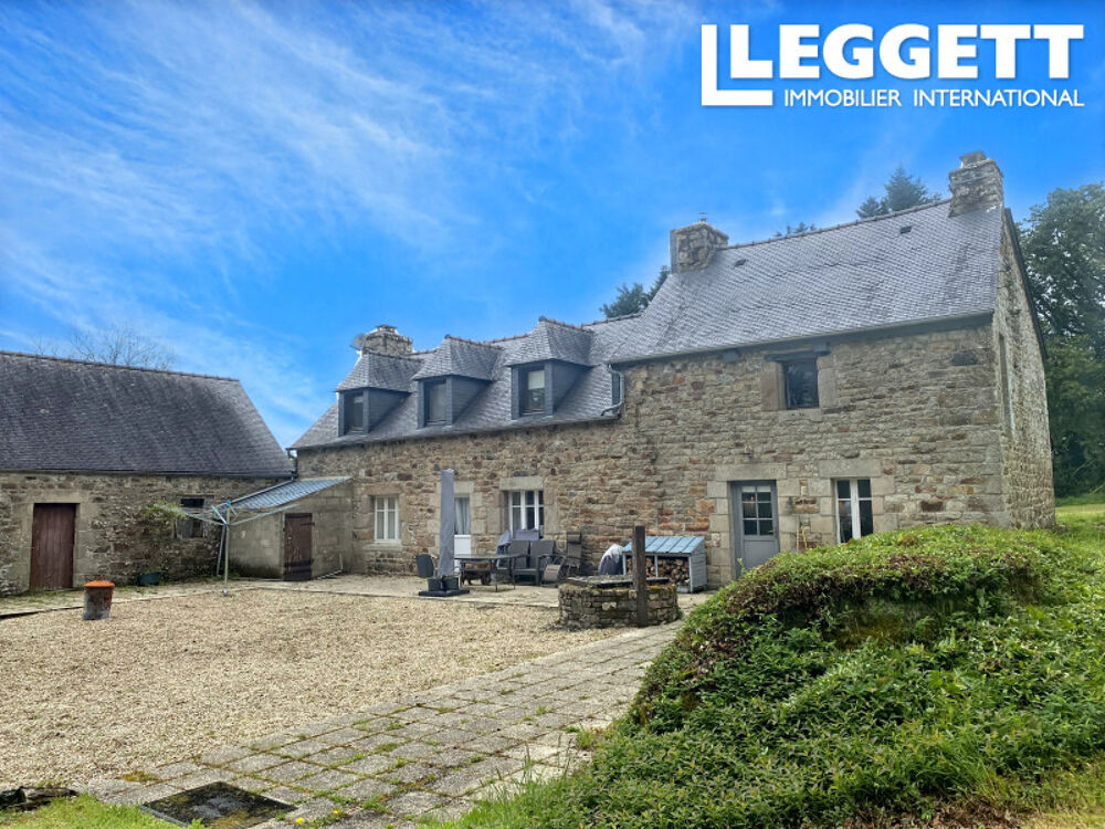 Maison de caractère avec 2 chambres, deux granges en pierre et cour intérieure. Plusquellec!