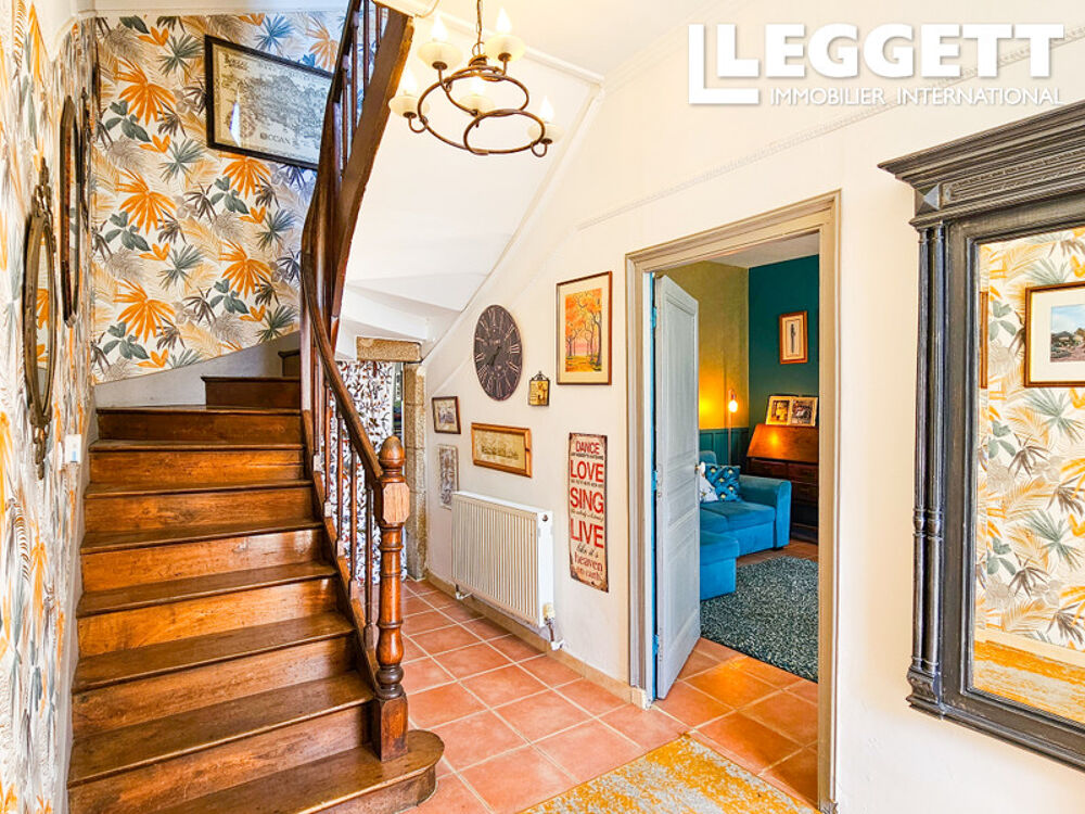 Vente Maison Grande maison de village près de Pontivy. Six chambres. Beau jardin privé, parking privé et dépendances. Pontivy