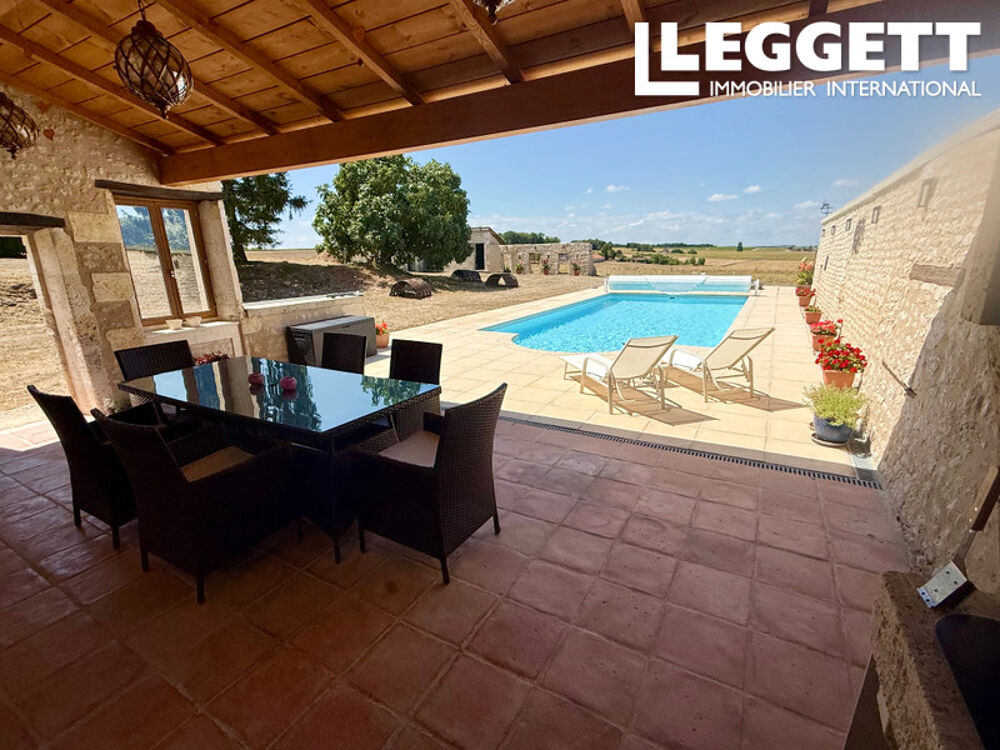 Magnifique maison charentaise rénovée. 4 ch., 3 sdb, jardin, piscine chauffée et terrasse avec vues imprenable