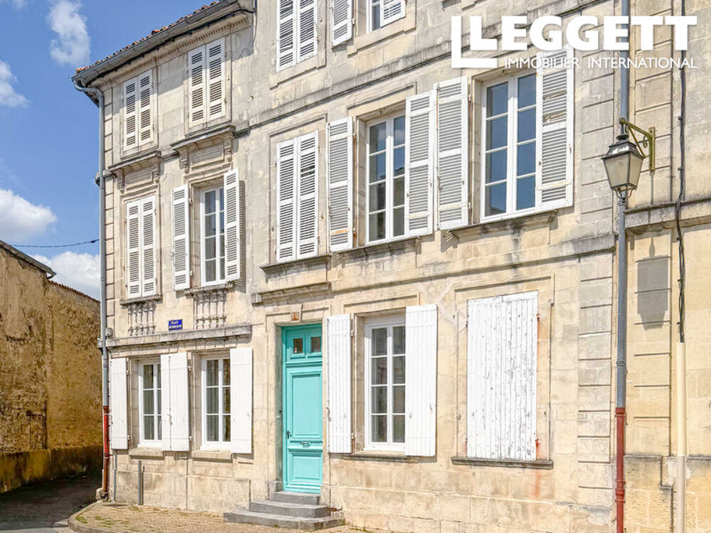 Impressionnante maison de ville de 5 chambres dans le centre de Saint-Jean-d'Angély, garage et maison d'été,