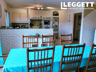Vente Maison Spacieuse maison moderne de plain-pied avec jardins paysagers et piscine chauffée Saint-pompain