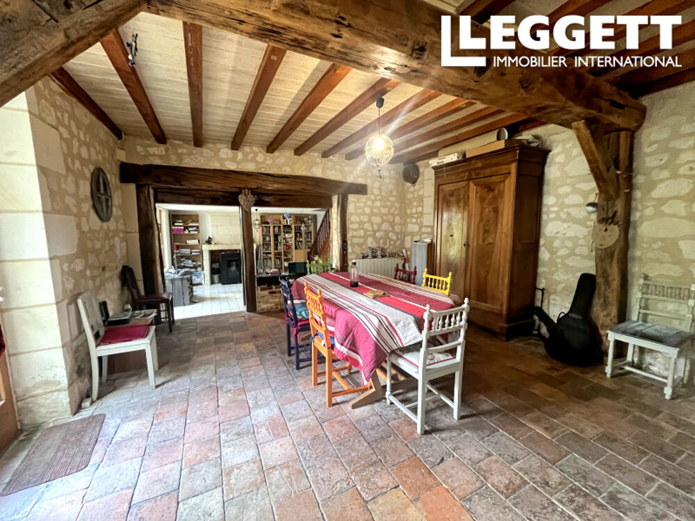 Maison rénovée en pierre comprenant 4 chambres et deux salles d'eau située dans un hameau près de Huismes.