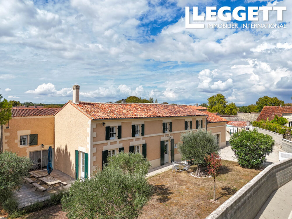 Maison de caractère offrant une belle pièce de vie, 3 chambres et 2 salles de bains. Garage et jardin compact.
