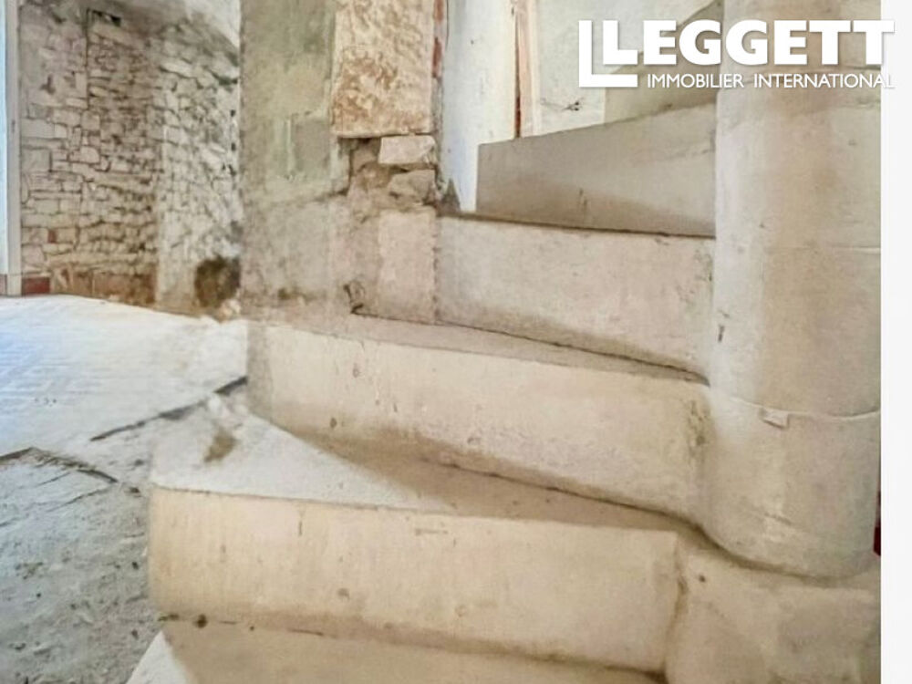Vente Maison Immeuble en plein centre du village de Barjac.<br />À rénover sur deux étages.<br />Escalier en colimaçon neuf en pierre Barjac