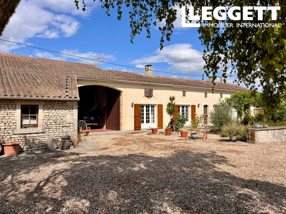 Vente Maison Magnifique demeure charentaise rénovée, avec vastes dépendances et vue dégagée sur la campagne Germignac