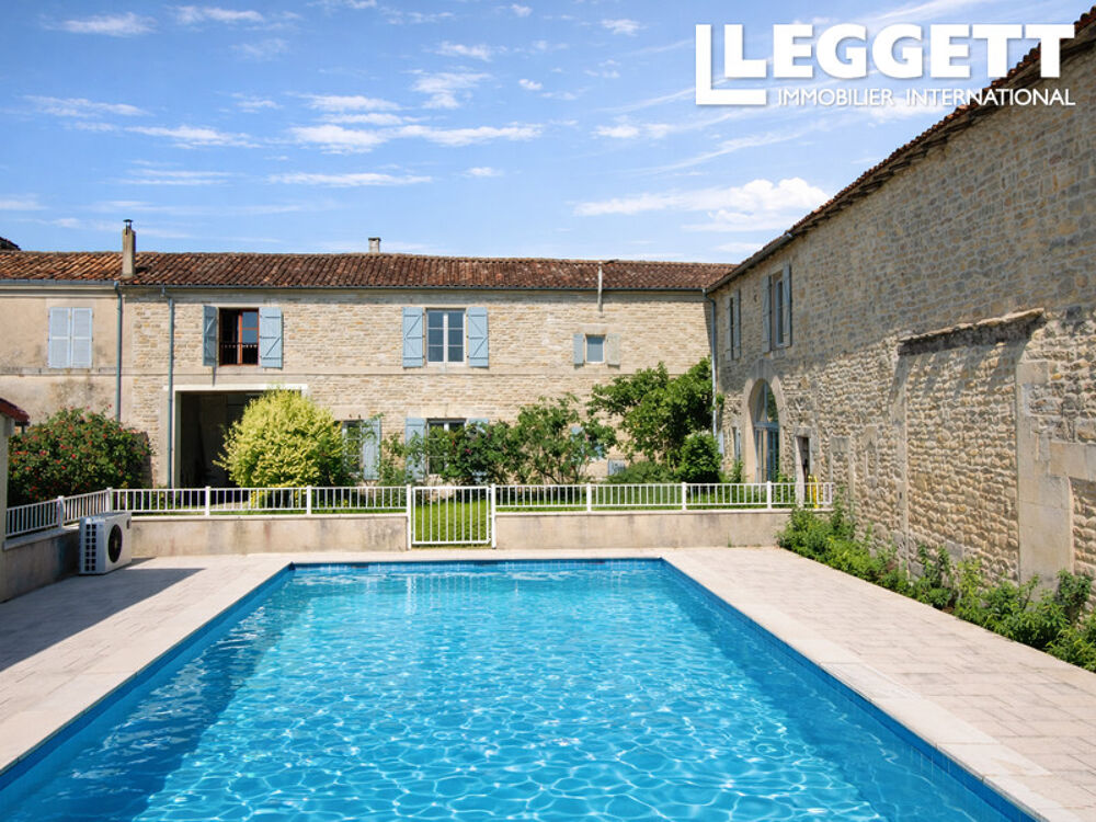 Vente Maison Belle maison de caractère de 6 chambres avec piscine chauffée, située dans un village.<br /> CharmÉ